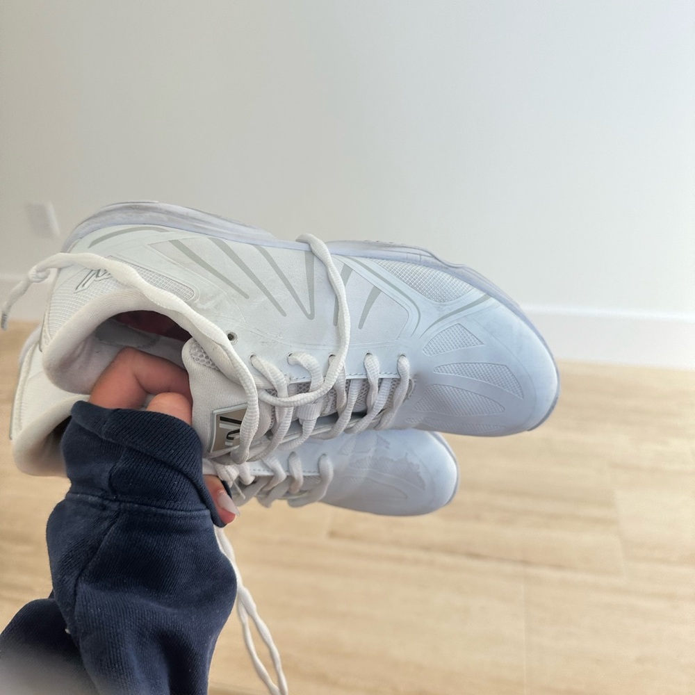 CHEER SHOES VARSITY SIZE 7